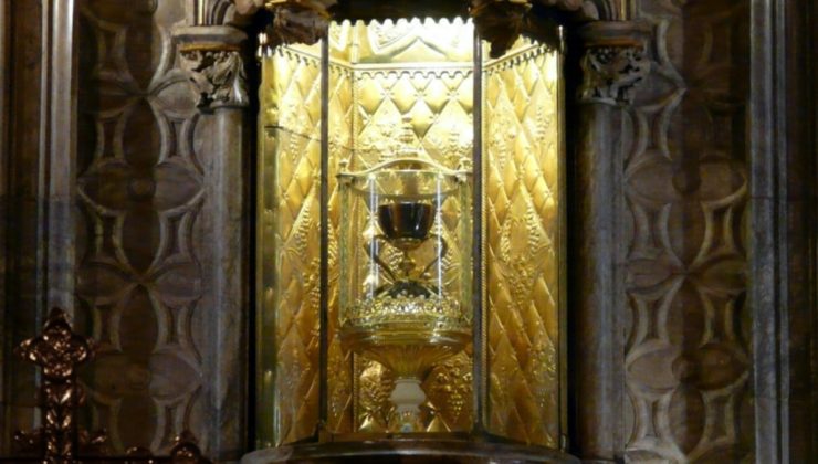 Kutsal Kase’yi evinde saklamayı başaran kadın ajanları alt etmiş