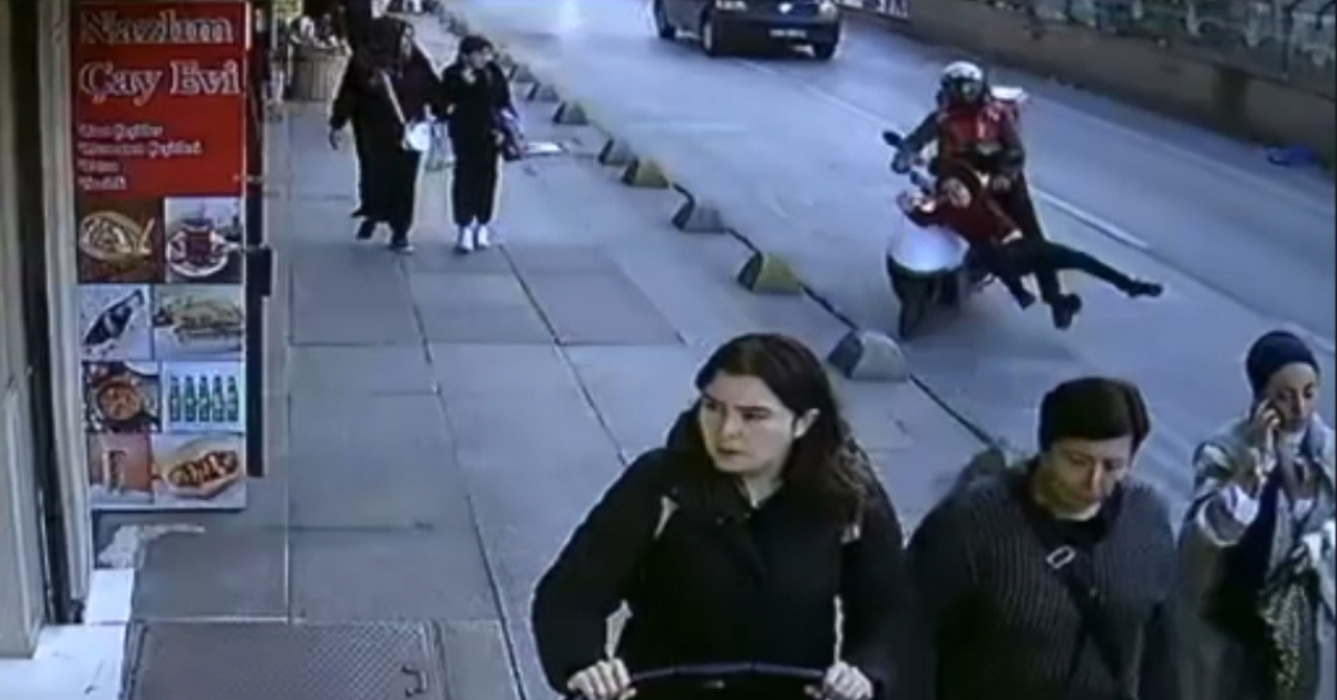 Aniden yola fırlayan çocuğa motosiklet çarptı