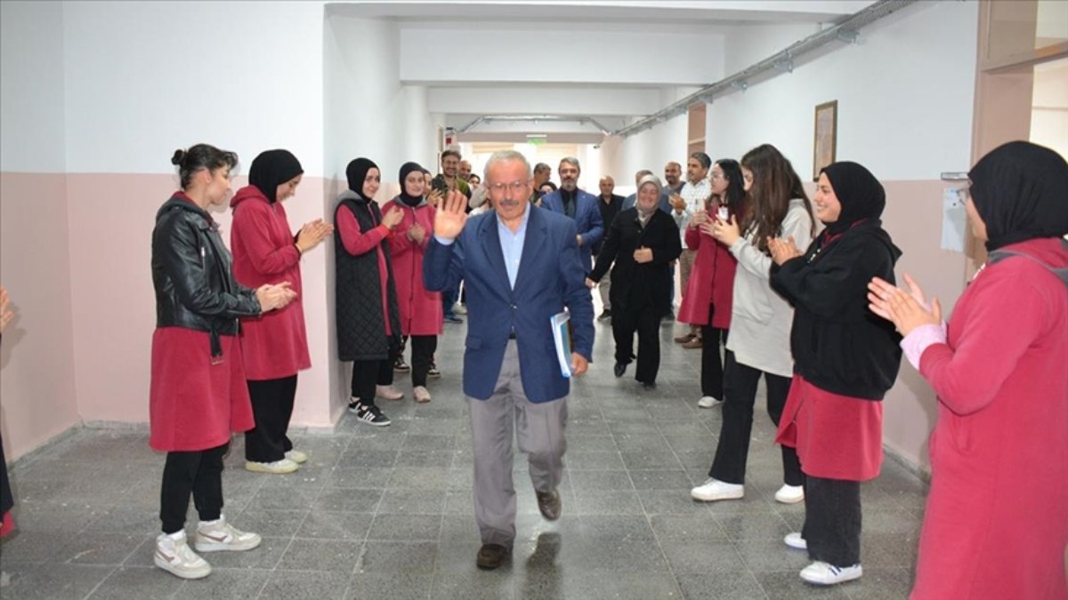 Kastamonu’da 40 yıllık öğretmen, alkışlarla emekli oldu