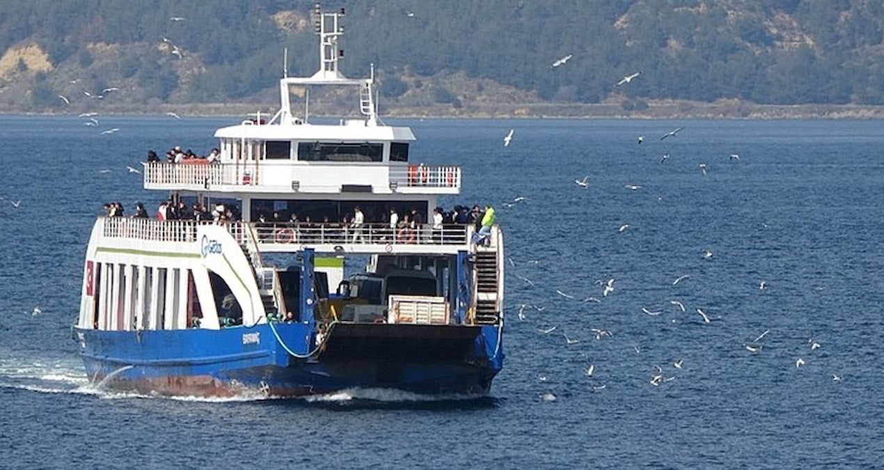 Feribot seferlerine fırtına engeli! Bir bir iptal edildi