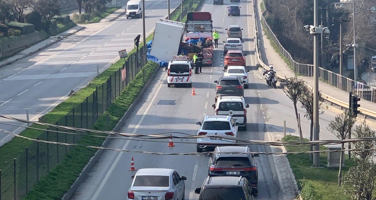 Ölüm kalım anları! TIR dorsesindeki makine kontrol paneli refüje düştü