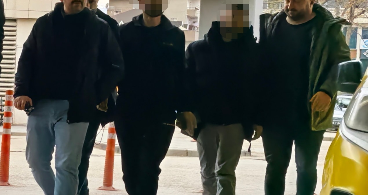 Polislerin aradığı firariler sokakta yürürken yakalandı