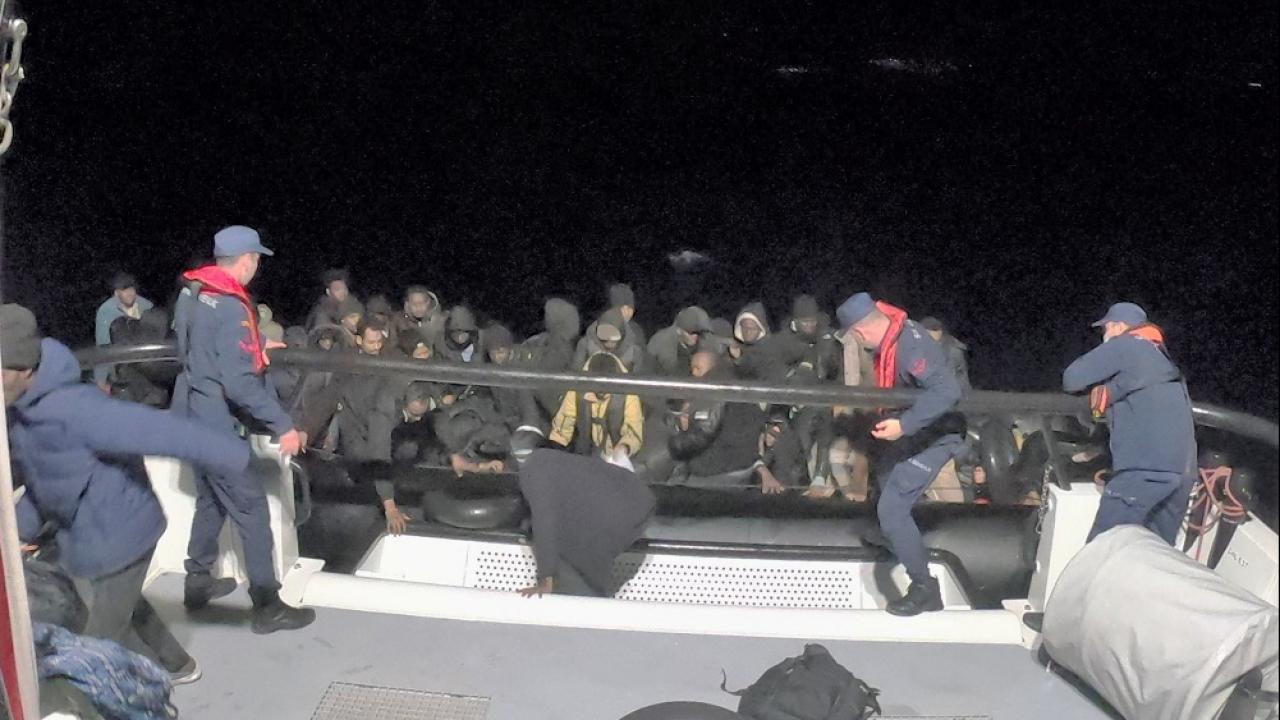 İzmir açıklarında 46 düzensiz göçmen yakalandı