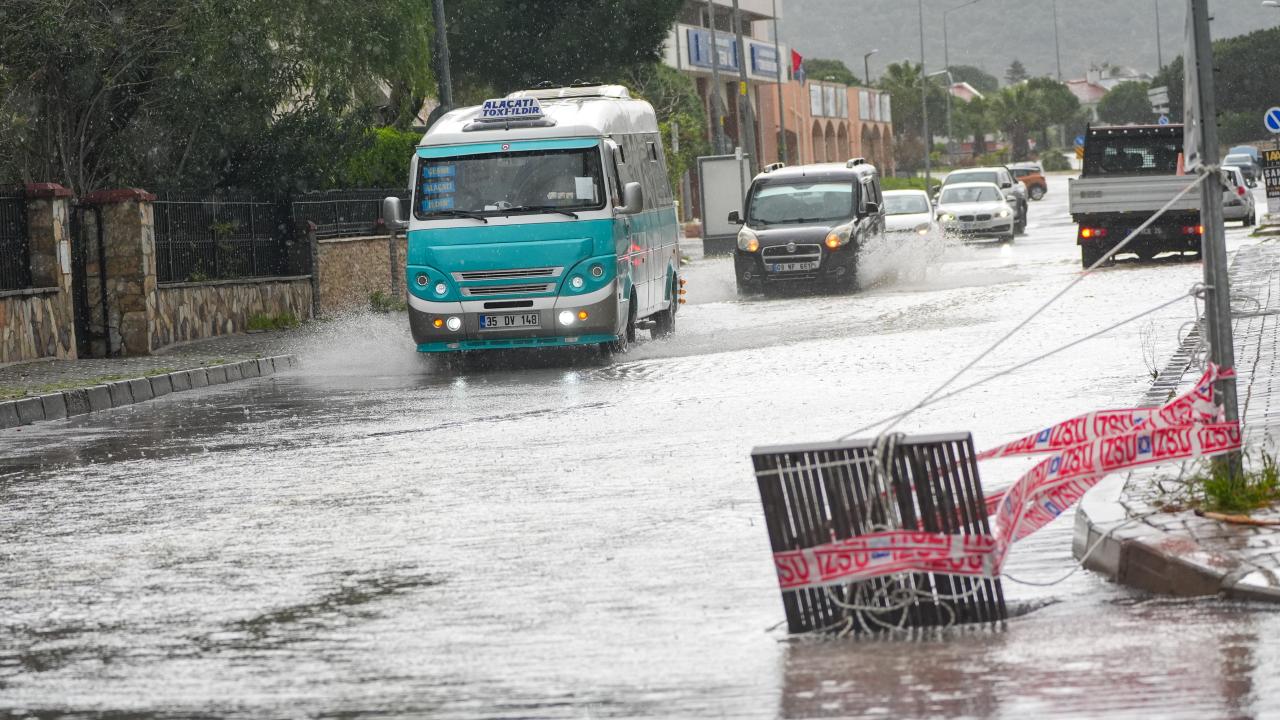 İzmir’de sağanak yolları göle çevirdi